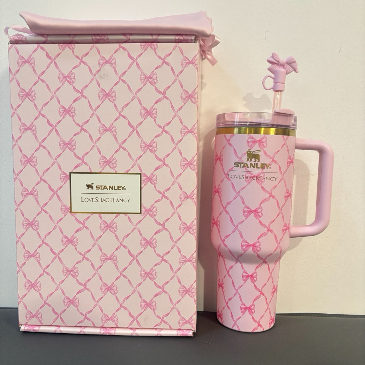 Stanley x LoveShackFancy Quencher H2.0 FlowState Tumbler - Baby Bow Pink Peppermint (40oz)
